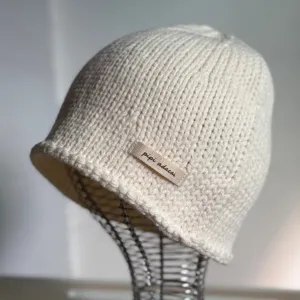 Nahaufnahme der beige gestrickten Mütze, gemütliche Winter warme Melonenkappe für Frauen.
