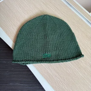 Dunkelgrüne koreanische Strickmütze für Damen, gemütliche Winterwarme Überziehmütze.