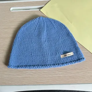 Blau gestrickte Beanie Wintermütze koreanischer Stil weich warm Strickmütze Detail Ansicht