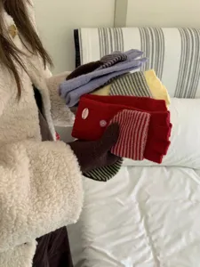 Guanti in lana lavorati a maglia caldi e a righe mezza dita con risvolto per l'inverno.
