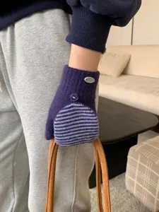 Guanti invernali a righe convertibili senza dita in maglia, dettaglio del design.