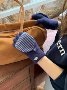 Guanti in maglia senza dita con patta a righe, accessorio invernale caldo e comodo.
