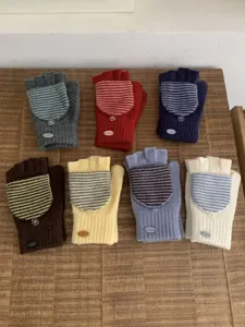 Guanti in maglia a righe con risvolto, design mezza dita e scaldamani per inverno.