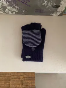 Vista dettagliata di guanti caldi in maglia convertibili a righe e mezzo dito per inverno