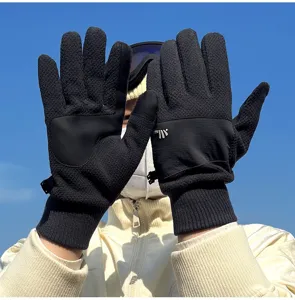 Détail de gants tactiles d'hiver en polaire, vêtement chaud de cyclisme extérieur antidérapant.
