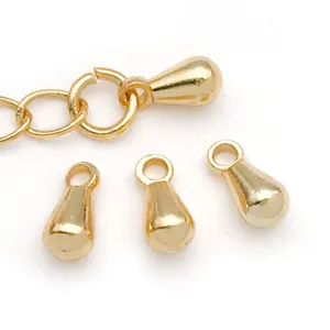 Detalle de dije de lágrima bañado en oro y eslabones para joyería de bricolaje.
