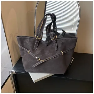 Gedetailleerd overzicht van grote matte shopper tas, casual schoudertas met metalen gesp.