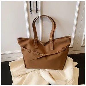 Grote bruine tote bag voor dames, casual schoudertas met matte afwerking en stijlvolle riem.