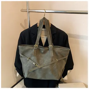 Grote capaciteit matte tote tas detail, met duurzame handvatten en metalen beslag.