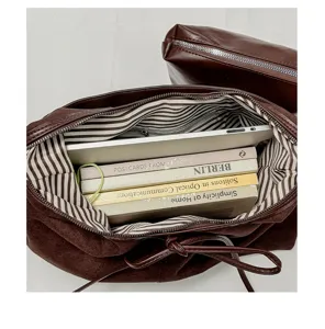 Bruine suède schoudertas grote capaciteit casual tote bag met gestreepte binnenvoering.