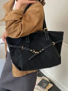 Grote zwarte shopper tas met matte textuur, stijlvolle schoudertas voor dames en mode.