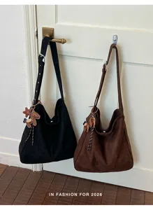 Gedetailleerd overzicht van casual suède hobo tassen met paardenbedel in dagelijkse scène.