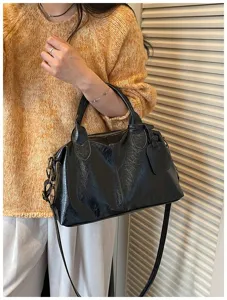 Vintage oliegedrenkt leer Boston handtas met schouderriem, stijlvolle zwarte crossbody tas.