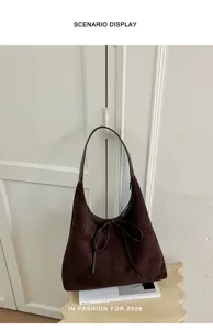 Bruine suède schoudertas voor dames, grote shopper tas voor werk en stijlvolle hobo tas.