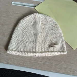 Beigefarbene Strickmütze Detailansicht, stilvolle casual Winter warme Strickmütze Damen.