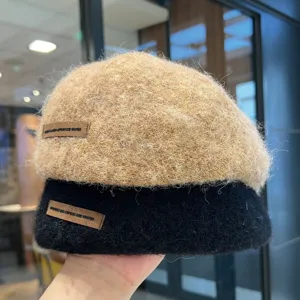 Retro Wollmischung Baret Mütze Detail, lässige Winter warme Malermütze mit schickem Lederetikett.