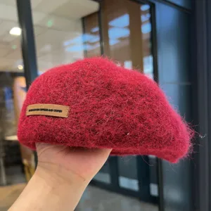 Rote flauschige Beret Mütze für Damen, stylischer Woll-Winter-Wärme-Malerhut mit Lederetikett.