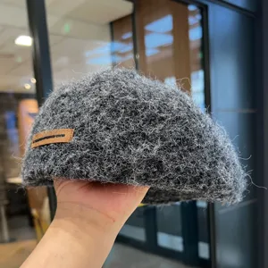 Graue flauschige Wollbaretmuetze fuer Damen, vintage Winter warme Malerhaube style