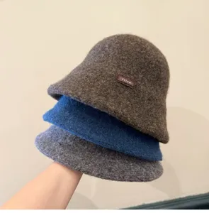 Vue detaillee du chapeau bob d'hiver epais et chaud montre dans diverses couleurs.