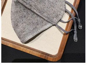 Gros plan sur un masque facial en tricot chaud d'hiver avec des attaches auriculaires réglables.