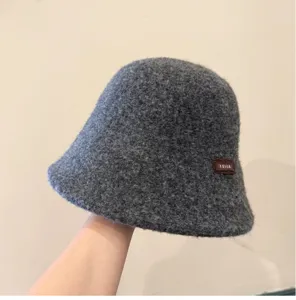Détail de chapeau bob en laine grise, casquette de pêcheur chaude hiver, style casual.