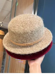 Klassischer britischer Flachdach-Filzhut für Damen, warme Winter-Wollmütze mit schickem Riemen.