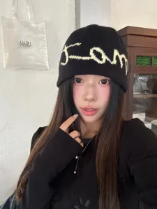 Korean minimalist letter knit beanie, soft and comfortable autumn winter warm casual skull cap for men and women.