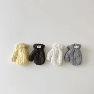 Gros plan de gants tricotés d'hiver pour enfants en quatre couleurs avec lanière de cou.