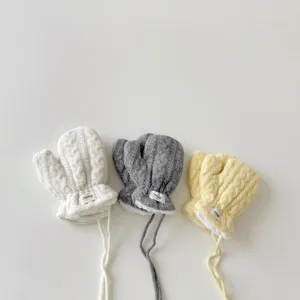 Moufles tricotées épaisses pour bébé avec lanière de cou et doublure vue de détail