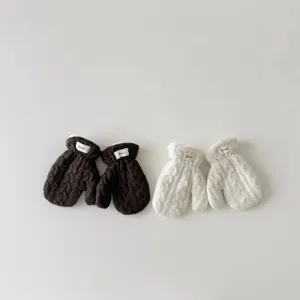 Gros plan de gants d'hiver tricotés confortables pour tout-petits en deux couleurs avec doublure.