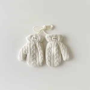 Mitoufles en tricot douillet pour bébé avec cordon de cou et design double couche bien chaud.