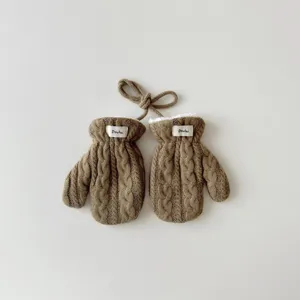 Gants tricotés épais pour enfants avec doublure polaire douce et cordon de cou pratique.