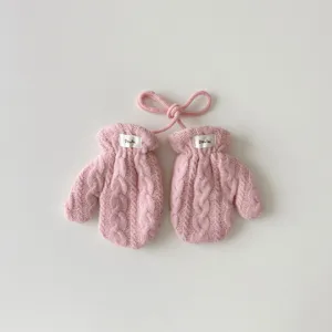 Mitaines de bébé en tricot rose avec cordon, gants d'hiver chauds pour enfants mignons.