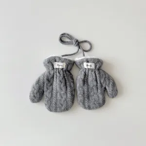 Détail de mitoufles tricotées gris pour bébé, gants hiver fourrés peluche avec cordon.