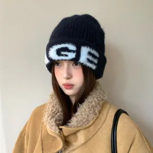 Bonnet en tricot pelucheux noir avec motif de lettres blanches, couvre-chef chaud d'hiver.