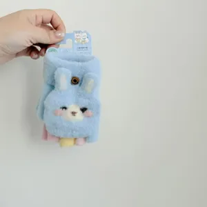 Gros plan détaillé des adorables gants en tricot d'hiver chauds pour enfants lapin.