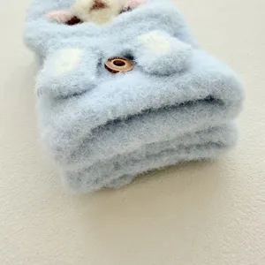 Gros plan détaillé de gants rabattables en tricot chaud d'hiver pour enfants lapin mignon.