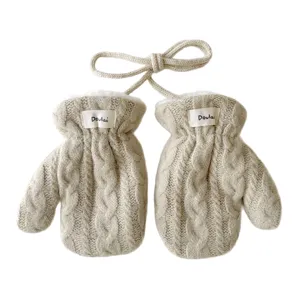 Mignons mitons tricotés d'hiver pour bébés avec cordon, gants chauds doublés pour enfants.