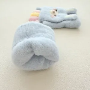 Gros plan de gants tricotés duveteux pour enfants avec joli design de lapin mignon doux.