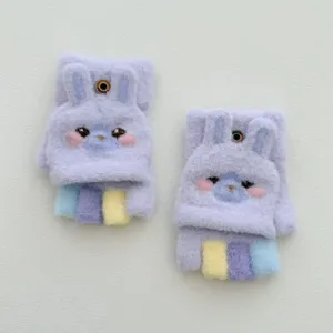 Vue rapprochée détaillée de mignons gants en tricot pour enfants avec motif lapin charmant.