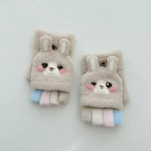 Jolis gants mitaines tricotés lapin enfant, gants chauds d'hiver avec doigts colorés.