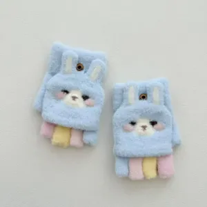 Gros plan detail sur les mignons gants tricotés demi-doigts avec motif lapin pour enfants.