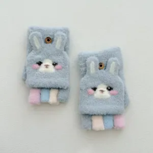 Vue detaillee des mignons gants tricotés de lapin rabattables avec visage duveteux.