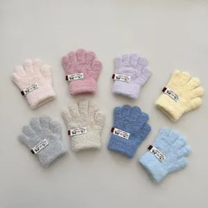 Vue détaillée de gants en polaire corail pour enfants avec charmants patchs de chat et tricot doux.