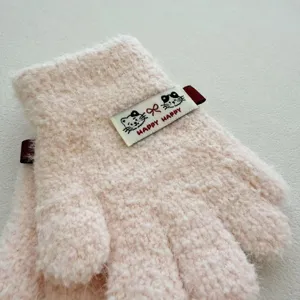 Gants tricotés duveteux roses avec étiquette chat, gants d'hiver chauds à cinq doigts.