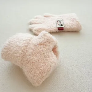 Gants tricotés duveteux roses détail, texture polaire corail douce, gants d'hiver chauds enfants.