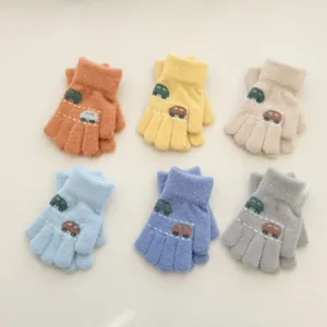 Jolis gants tricotés à cinq doigts pour enfants avec motifs de voitures, parfaits pour l'hiver.