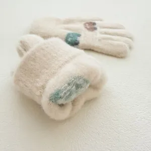 Gants tricotés d'hiver mignons pour enfants avec motifs de voiture, vue de détail douce et chaude.