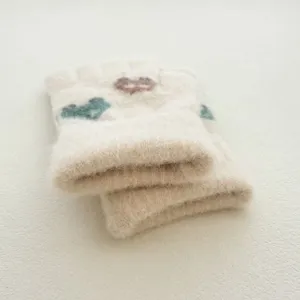 Détail de gants en tricot duveteux pour enfants, doux et chauds, motif mignon hiver.