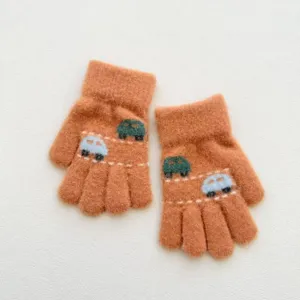 Gros plan de gants tricotés chauds pour enfants avec motif de voiture mignon et matière douce